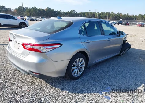 2020 Toyota Camry Le z USA, uszkodzony, nr VIN 4T1C11AK9LU960376